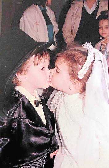 De novia. Con su primo antes de salir a unos playbacks de la falla. «Él también es actor, está claro que es algo de familia».