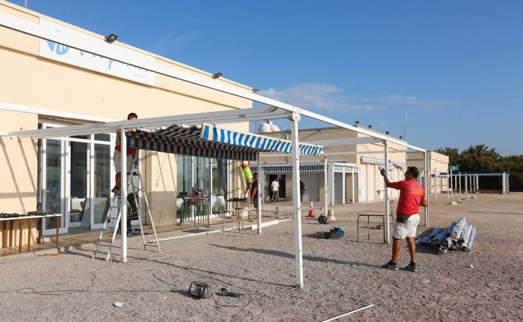 Fotos: Comienza el desmontaje de las terrazas en la playa de Pinedo