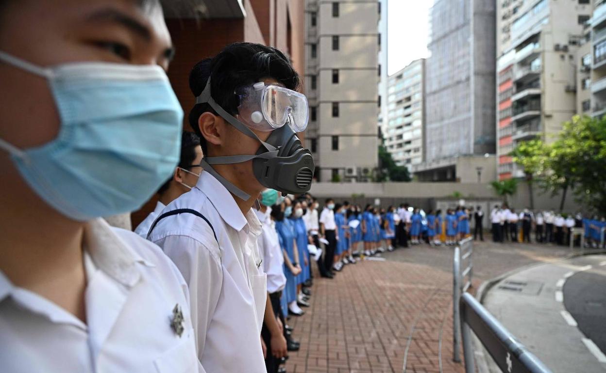 Los estudiantes de Hong Kong forman una cadena humana.