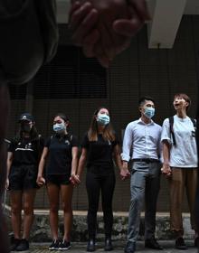 Imagen secundaria 2 - Los estudiantes de Hong Kong forman una cadena humana en varios distritos tras otro fin de semana de protestas