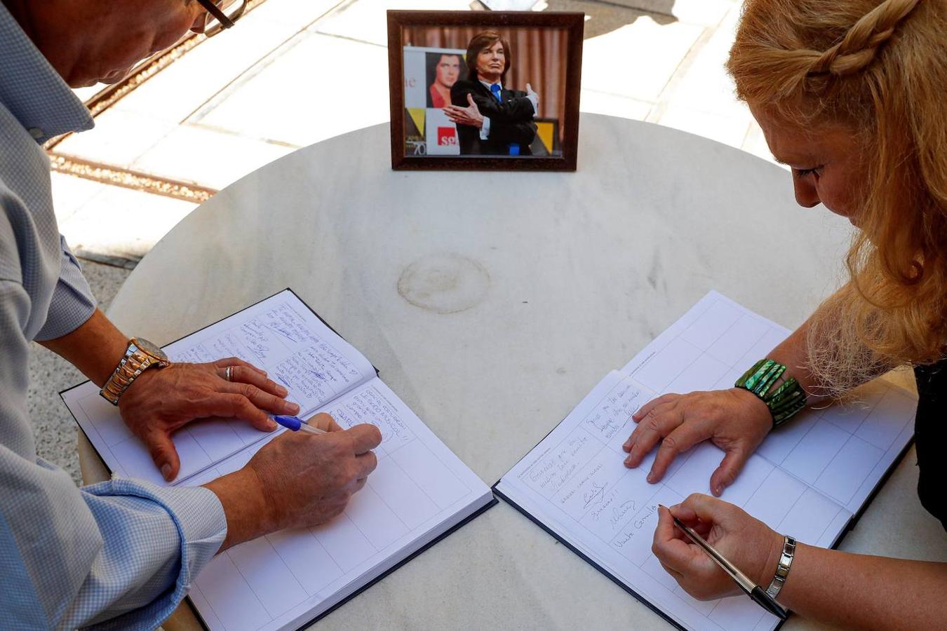 Dos admiradores de Camilo Sesto firman en el libro de condolencias.