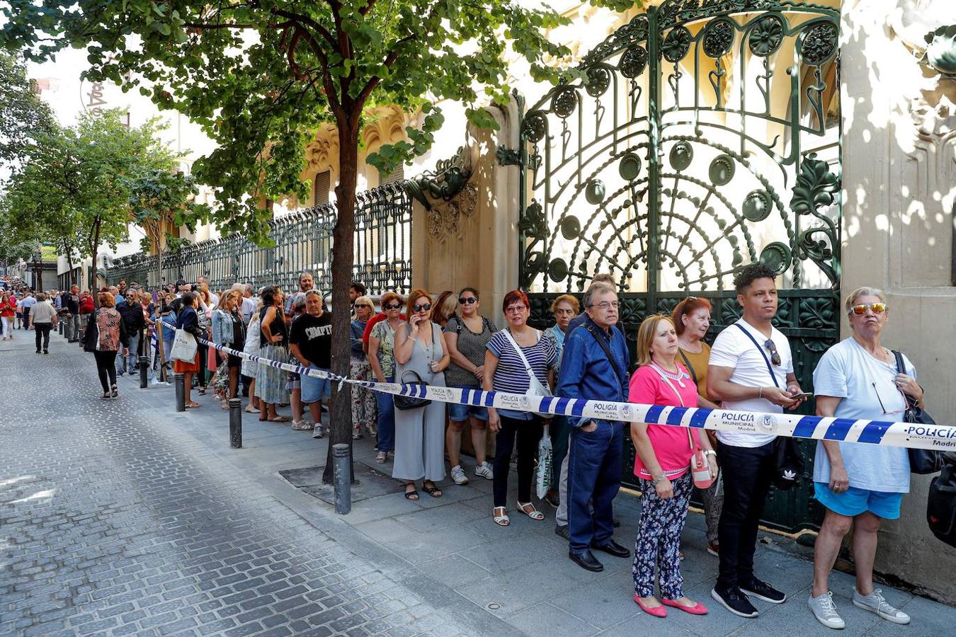 Decenas de seguidores hacen cola este lunes en la sede de la Sgae, en Madrid.