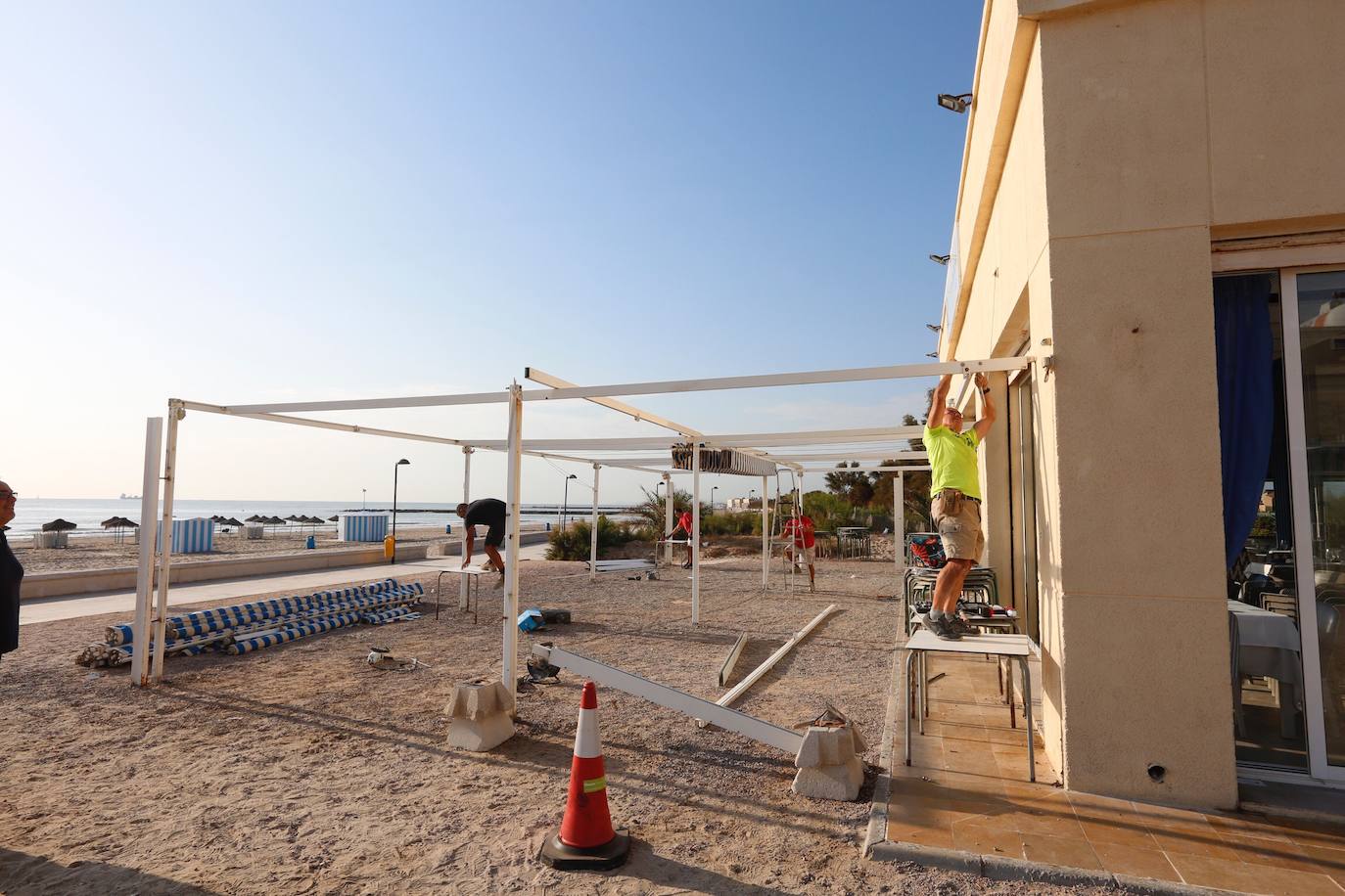 Fotos: Comienza el desmontaje de las terrazas en la playa de Pinedo