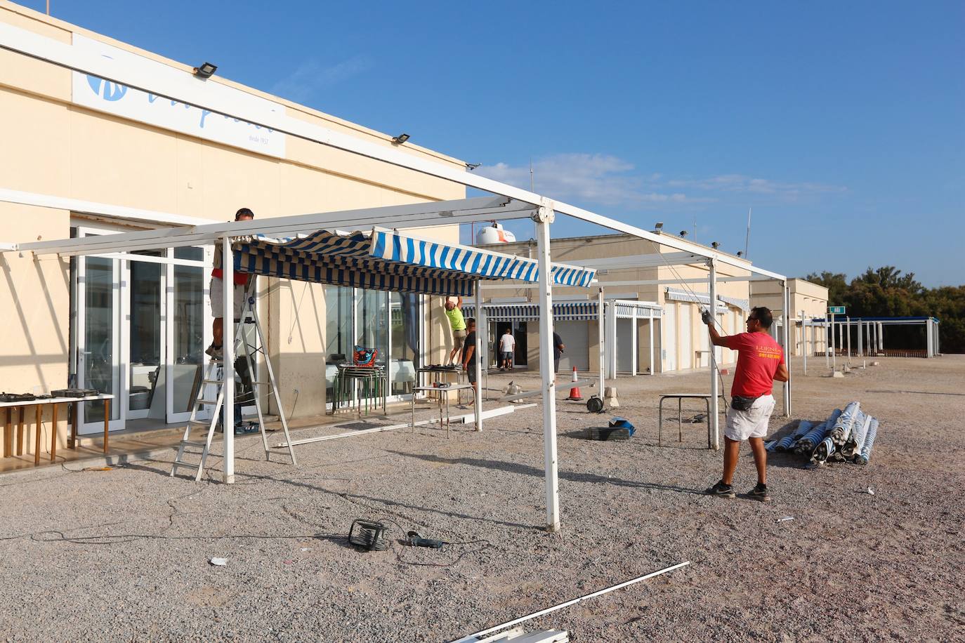 Fotos: Comienza el desmontaje de las terrazas en la playa de Pinedo