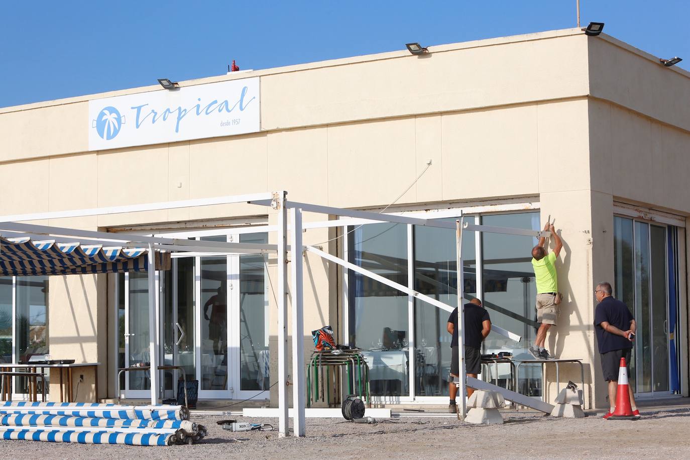 Fotos: Comienza el desmontaje de las terrazas en la playa de Pinedo