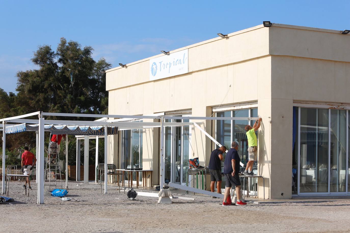 Fotos: Comienza el desmontaje de las terrazas en la playa de Pinedo