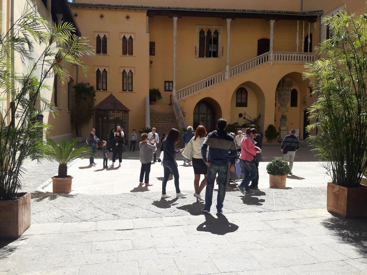 Grupos de turistas durante una visita al Palau Ducal de Gandia. 