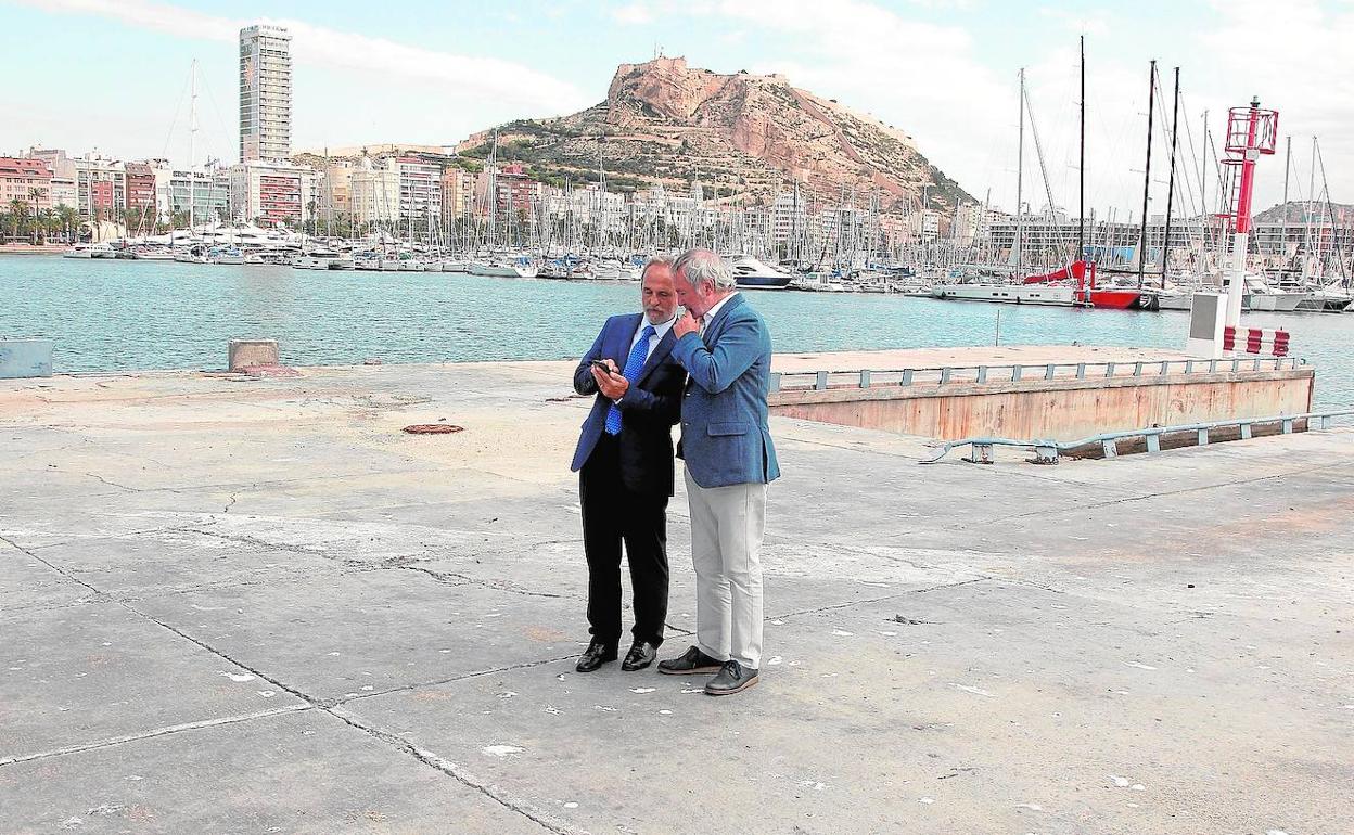 Salvador de la Encina (Puertos del Estado), en Alicante con el dirigente portuario Juan Antonio Gisbert. 