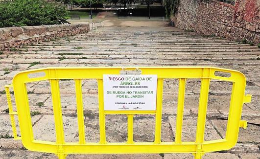 Valla colocada para anunciar el riesgo de accidentes en el jardín del Turia por las fuertes lluvias, ayer.