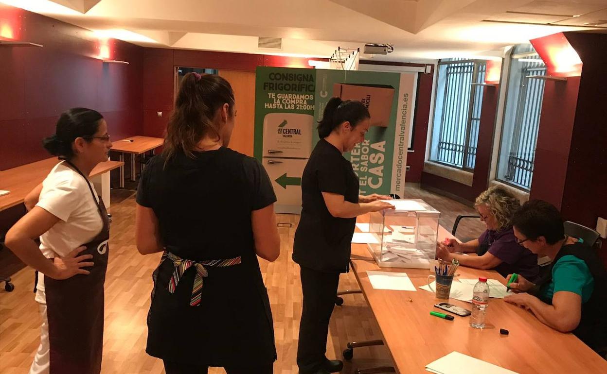 Vendedoras del mercado en la votación de este miércoles. 