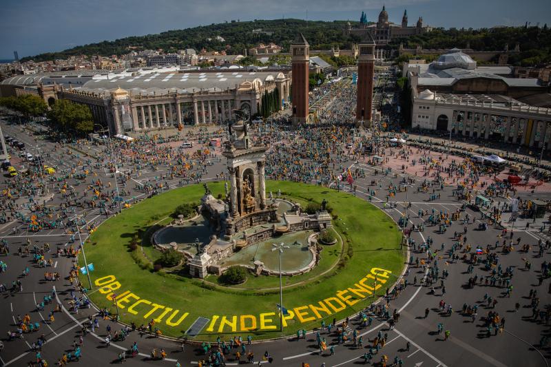 Cientos de miles de personas se manifestaron este miércoles en Barcelona a favor de la independencia y reclamando la libertad de los presos secesionistas. Según la Guardia Urbana, en torno a 600.000 personas participaron en la protesta organizada por la ANC y Ómnium Cultural, convertida ya en una tradición en el inicio político en Cataluña. La jornada terminó con el desalojo del parque de la Ciutadella de Barcelona tras dispersar a los cerca de 300 manifestantes independentistas que se concentraban las puertas del Parlament, entre insultos y momentos de tensión de los Mossos d'Esquadra con algunos grupos de activistas.