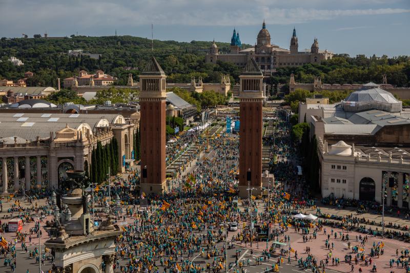 Cientos de miles de personas se manifestaron este miércoles en Barcelona a favor de la independencia y reclamando la libertad de los presos secesionistas. Según la Guardia Urbana, en torno a 600.000 personas participaron en la protesta organizada por la ANC y Ómnium Cultural, convertida ya en una tradición en el inicio político en Cataluña. La jornada terminó con el desalojo del parque de la Ciutadella de Barcelona tras dispersar a los cerca de 300 manifestantes independentistas que se concentraban las puertas del Parlament, entre insultos y momentos de tensión de los Mossos d'Esquadra con algunos grupos de activistas.