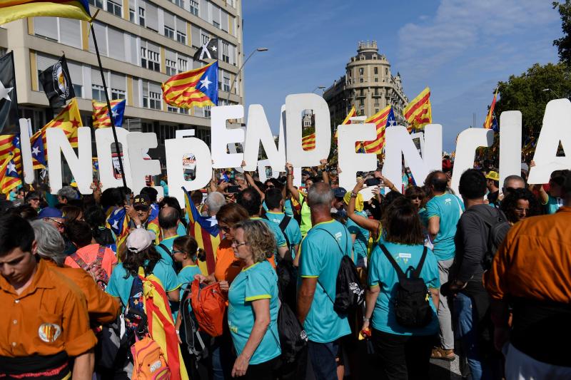 Cientos de miles de personas se manifestaron este miércoles en Barcelona a favor de la independencia y reclamando la libertad de los presos secesionistas. Según la Guardia Urbana, en torno a 600.000 personas participaron en la protesta organizada por la ANC y Ómnium Cultural, convertida ya en una tradición en el inicio político en Cataluña. La jornada terminó con el desalojo del parque de la Ciutadella de Barcelona tras dispersar a los cerca de 300 manifestantes independentistas que se concentraban las puertas del Parlament, entre insultos y momentos de tensión de los Mossos d'Esquadra con algunos grupos de activistas.