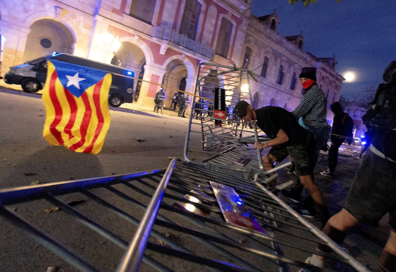 Cientos de miles de personas se manifestaron este miércoles en Barcelona a favor de la independencia y reclamando la libertad de los presos secesionistas. Según la Guardia Urbana, en torno a 600.000 personas participaron en la protesta organizada por la ANC y Ómnium Cultural, convertida ya en una tradición en el inicio político en Cataluña. La jornada terminó con el desalojo del parque de la Ciutadella de Barcelona tras dispersar a los cerca de 300 manifestantes independentistas que se concentraban las puertas del Parlament, entre insultos y momentos de tensión de los Mossos d'Esquadra con algunos grupos de activistas.