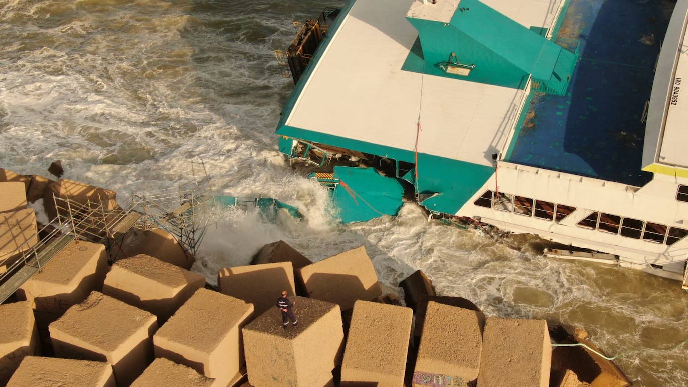 Fotos: El mar se traga el ferry de Dénia