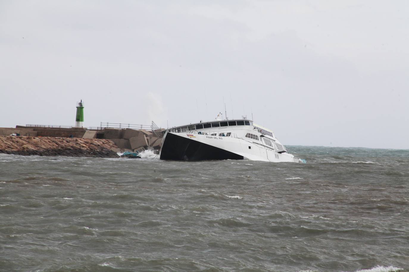 Fotos: El mar se traga el ferry de Dénia