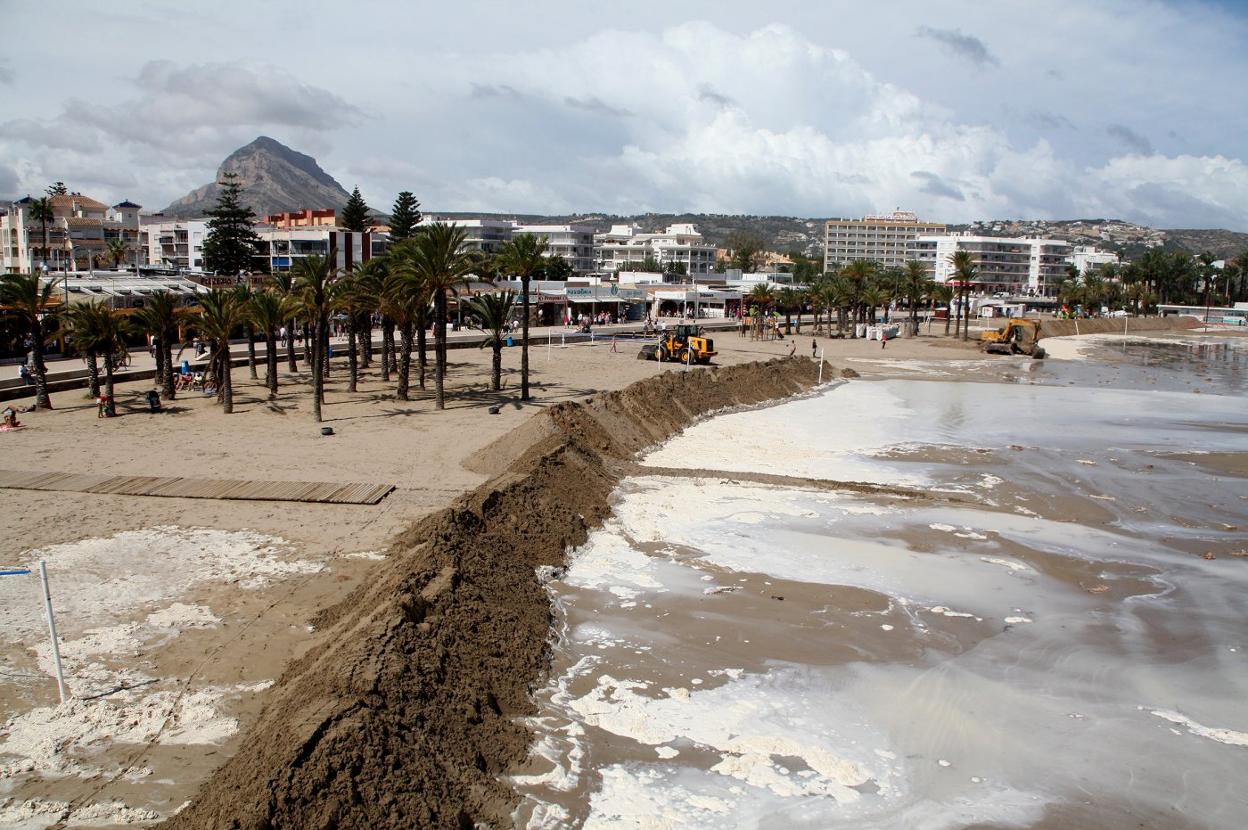  Contención. Las máquinas levantando el dique para proteger la playa del Arenal de Xàbia. 