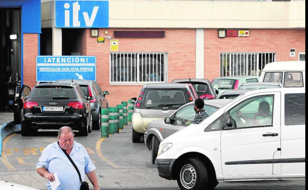 Un usuario abandona las instalaciones de la ITV en Valencia. 