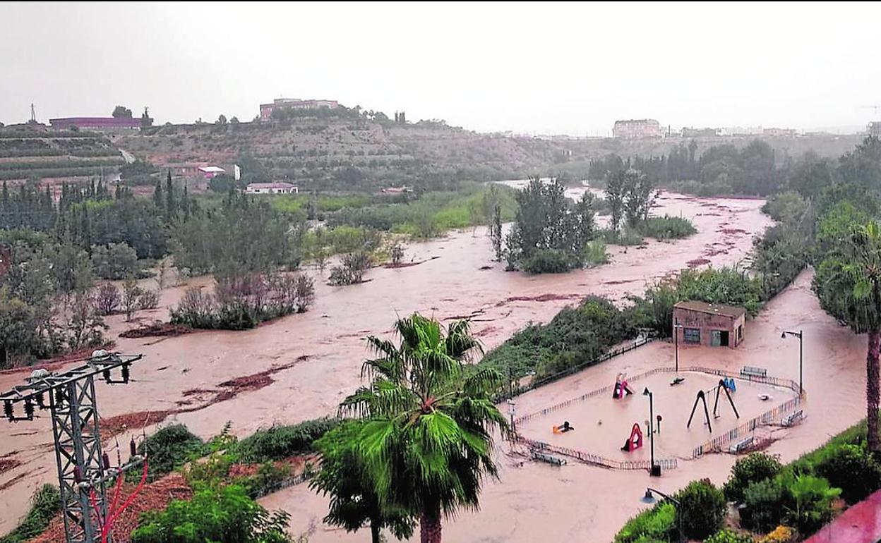 La crecida del río, a su paso por la localidad de Archena.