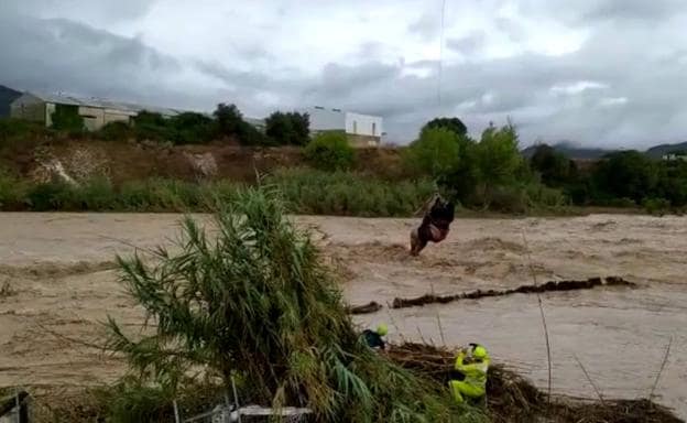 Estremecedor rescate durante el desbordamiento del río Cànyoles