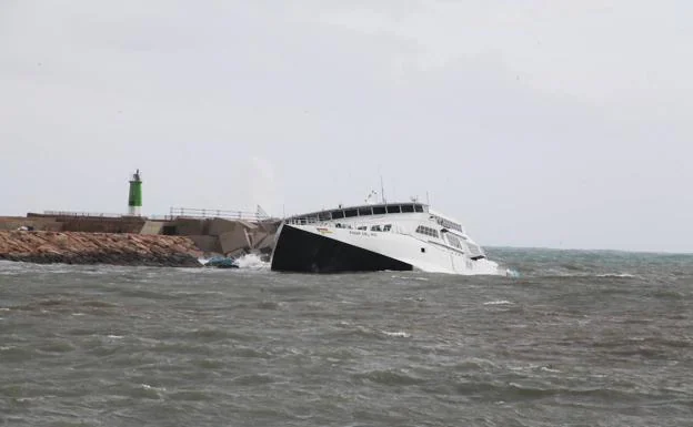 El mar se traga el ferry encallado en Dénia