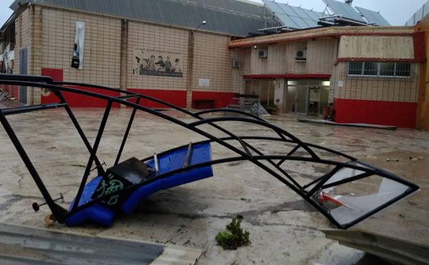 Imagen principal - Imágenes del destrozo que ha causado el temporal en las paredes del centro deportivo. 