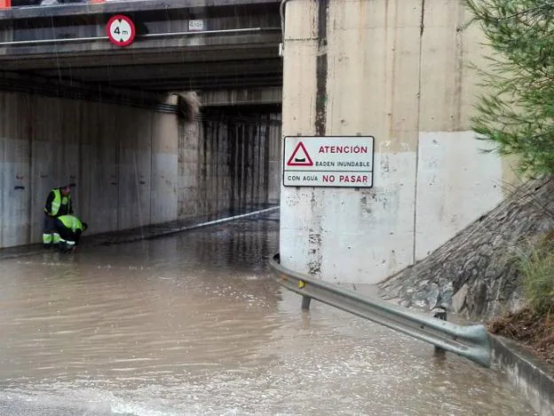 paternaLos operarios trabajando ayer en el túnel de Paterna que conecta con Lloma Llarga repleto de agua. 