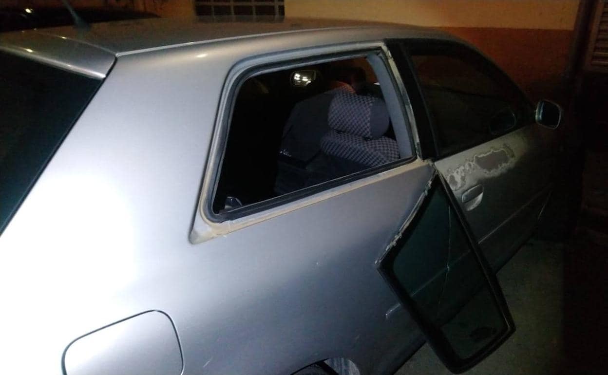 Roba en un coche en Torrent tras desmontar una de las ventanillas
