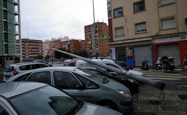 Imagen principal - El viento tumba una farola frente a la Ciudad Administrativa de Valencia