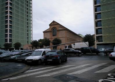 Imagen secundaria 1 - El viento tumba una farola frente a la Ciudad Administrativa de Valencia