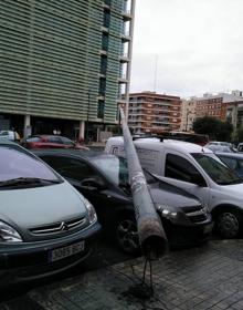 Imagen secundaria 2 - El viento tumba una farola frente a la Ciudad Administrativa de Valencia