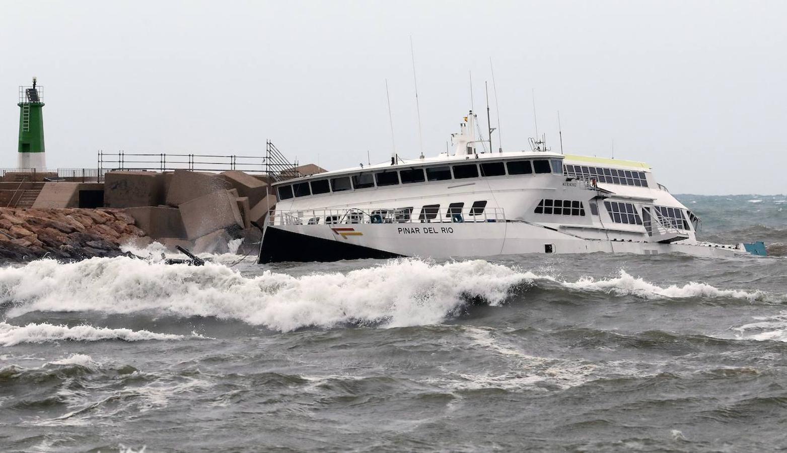 El ferri encallado en el puerto de Denia terminó por hundirse a consecuencia del temporal.