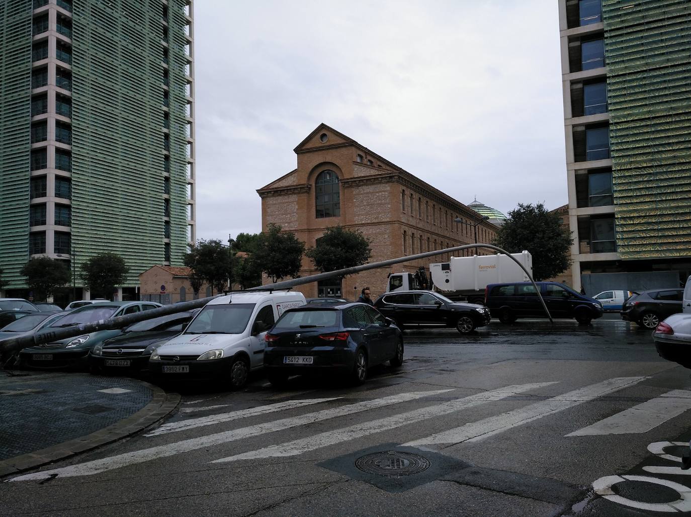 Fotos: El fuerte viento tumba una farola frente a la Ciudad Administrativa de Valencia