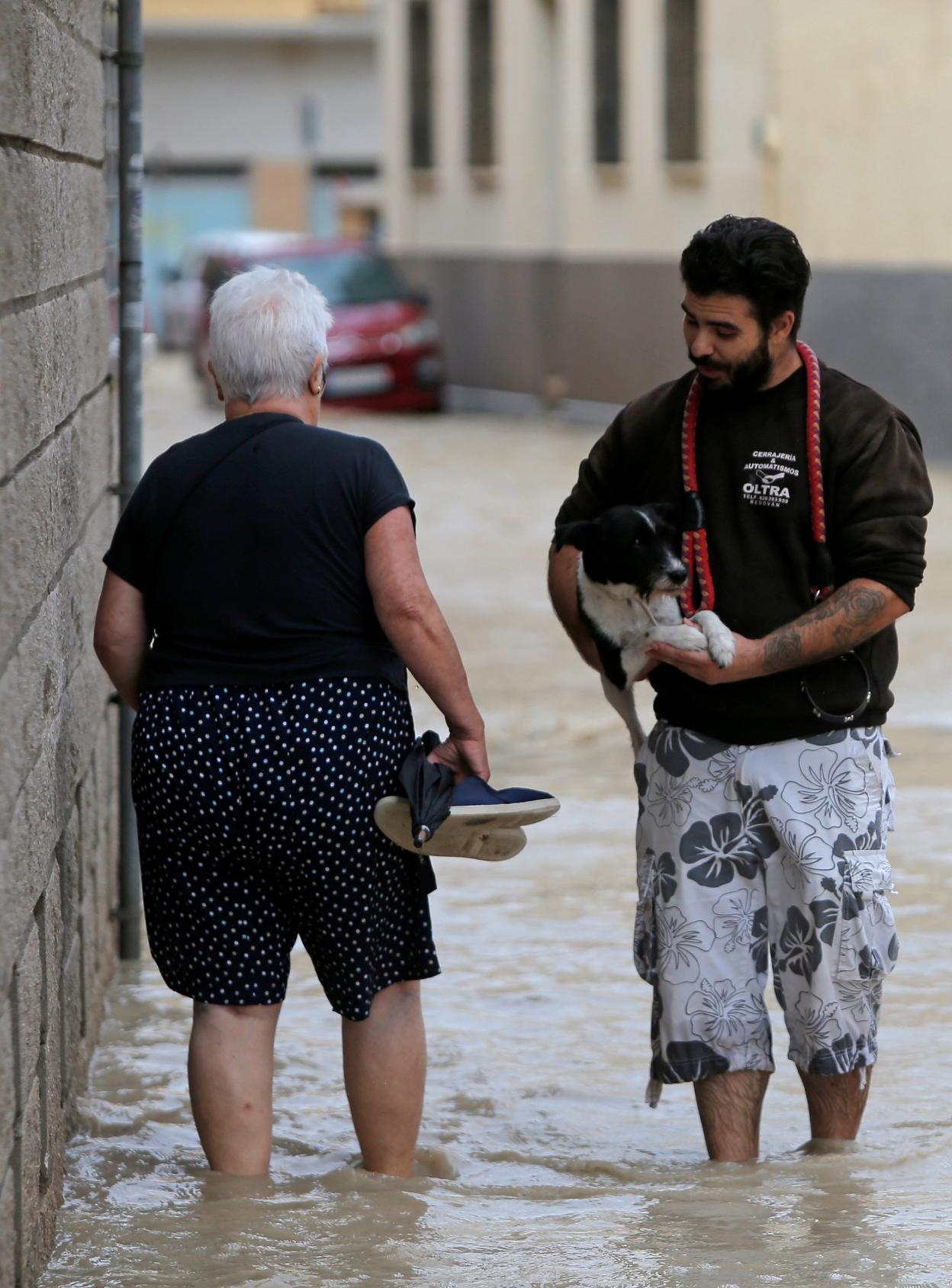 ORIHUELA
Dos vecinos recorren
una calle inundada.
