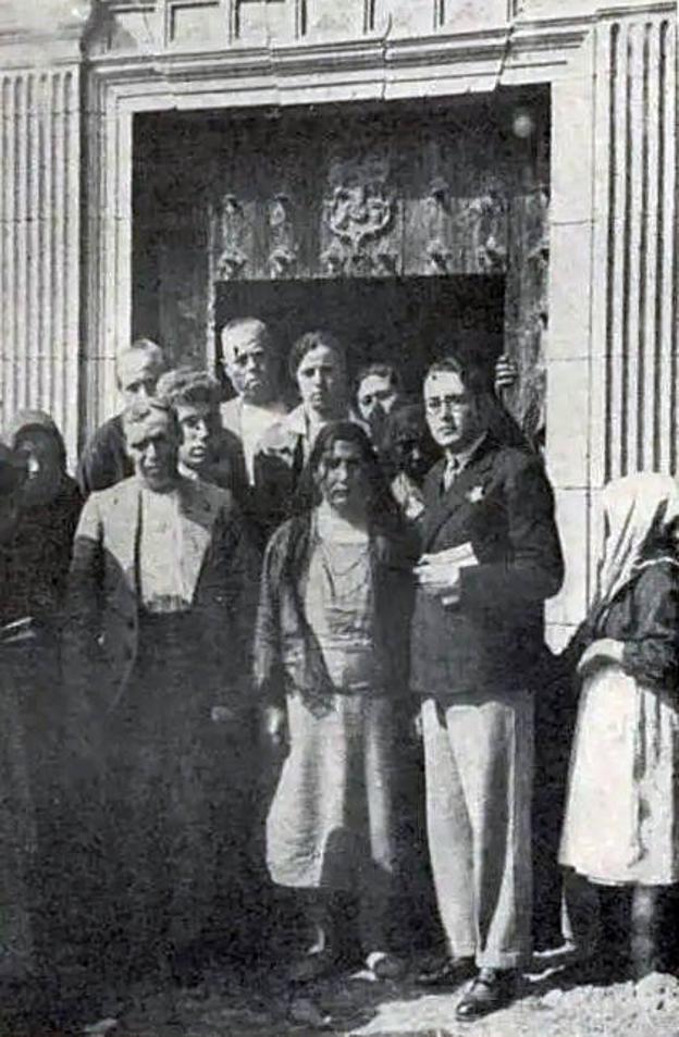 Foto que aparece en el reportaje publicado por Alardo Prats en 1929. El pie dice: «La endemoniada de San Jorge, Carmen Jordá y su esposo, junto al autor de este reportaje después de su supuesta liberación de los demonios». 