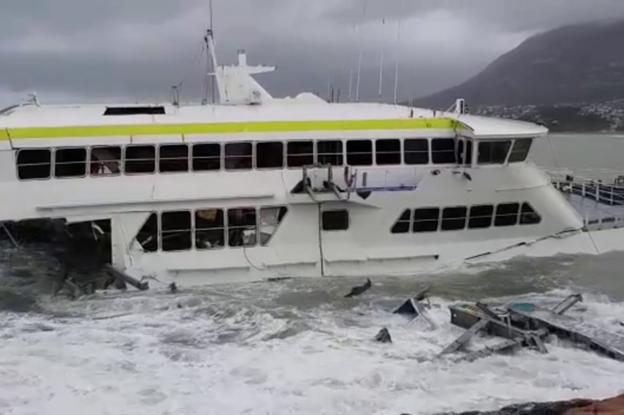 DÉNIA El ferry se escora hacia la proa debido al fuerte oleaje en la costa.