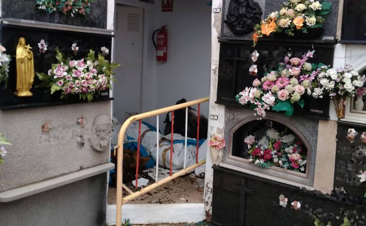 Cadáveres momificados en el osario del cementerio. 