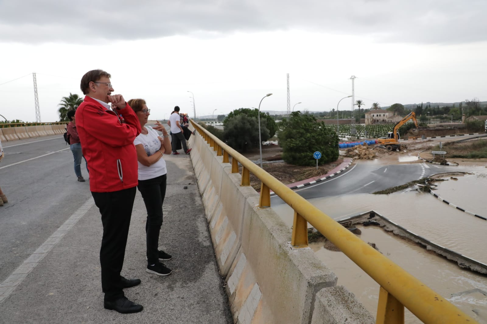 Fotos: Los políticos visitan las zonas más afectadas por la DANA en la Comunitat