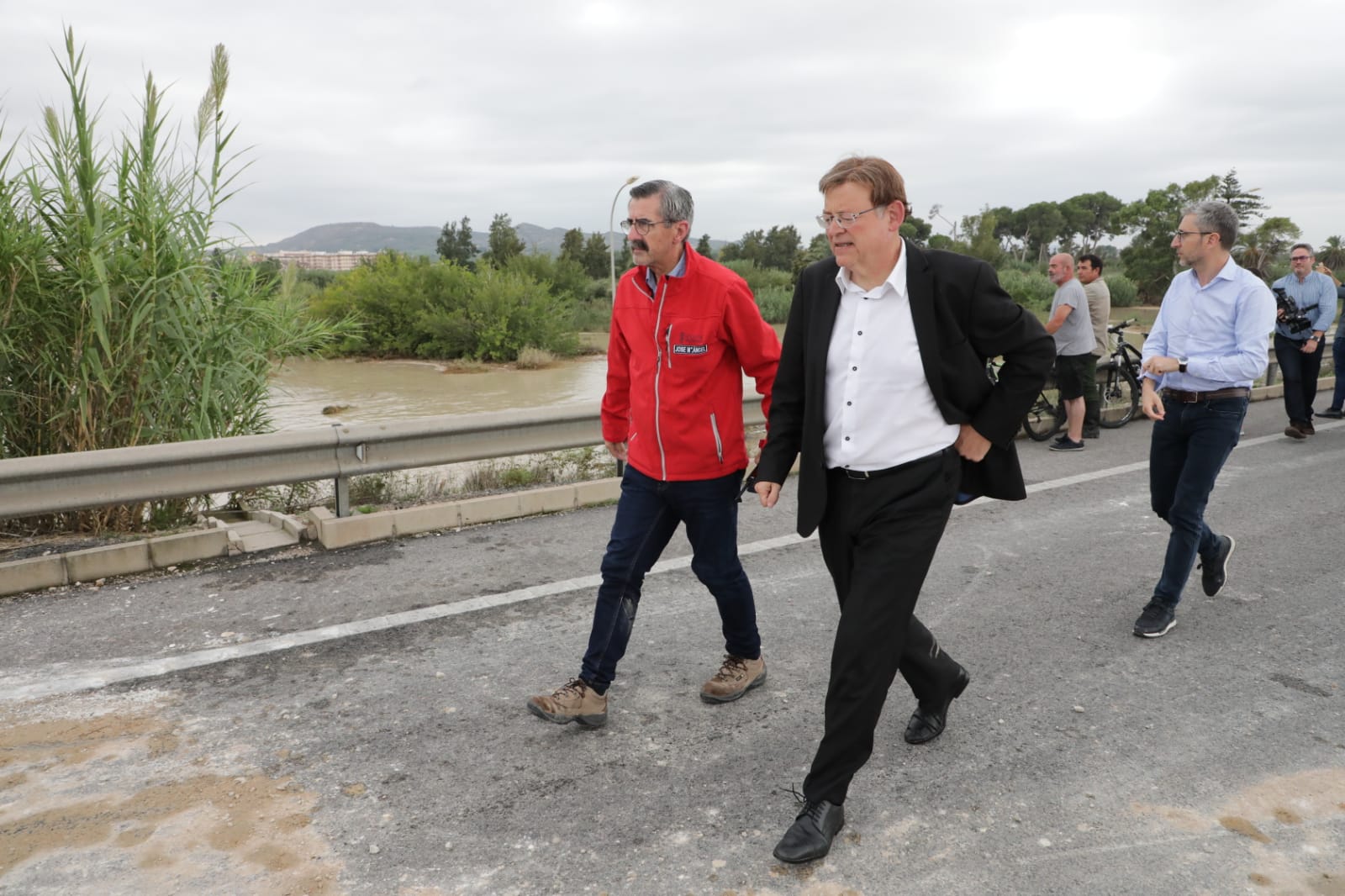 Fotos: Los políticos visitan las zonas más afectadas por la DANA en la Comunitat