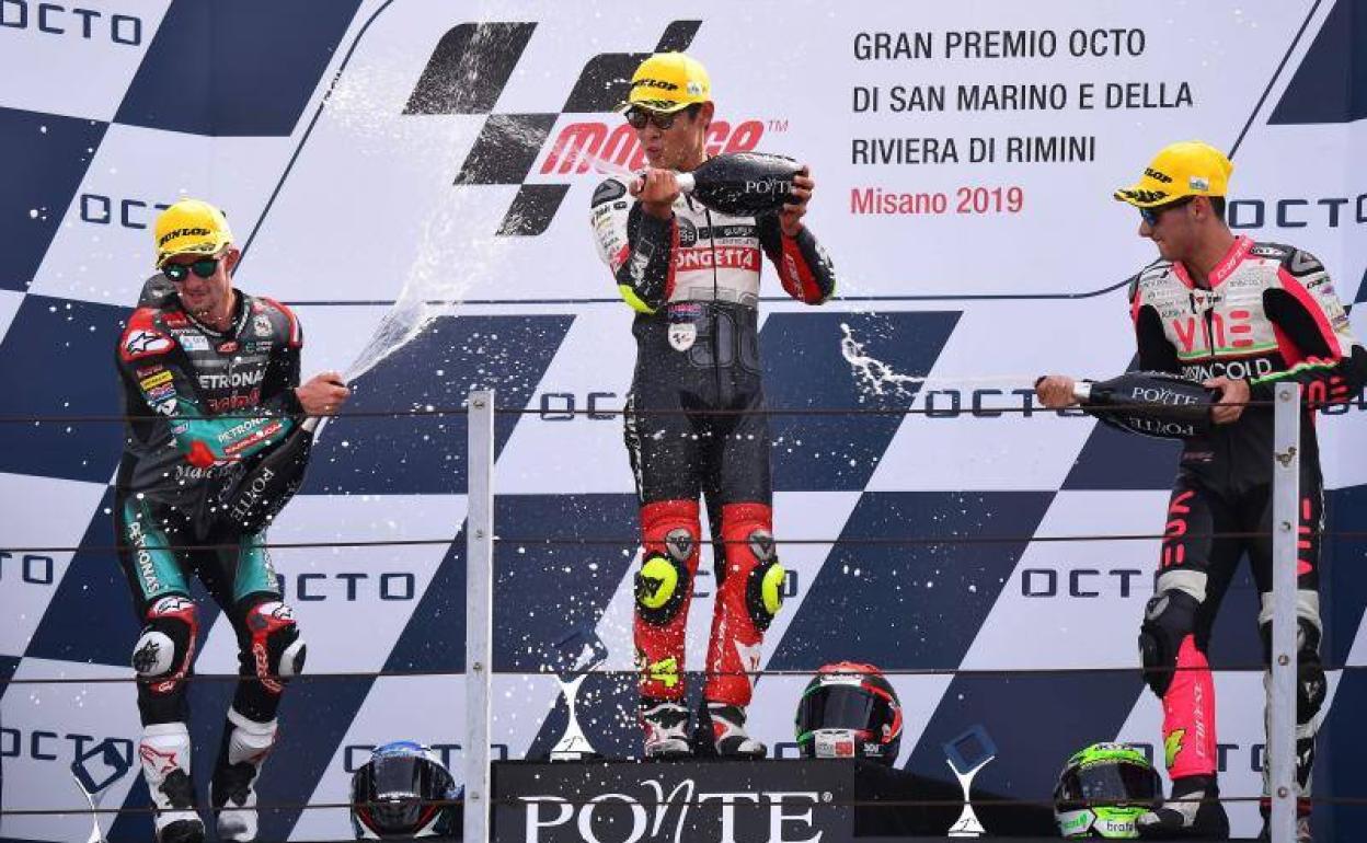 El piloto japonés Tatsuki Suzuki celebra su victoria en Misano.