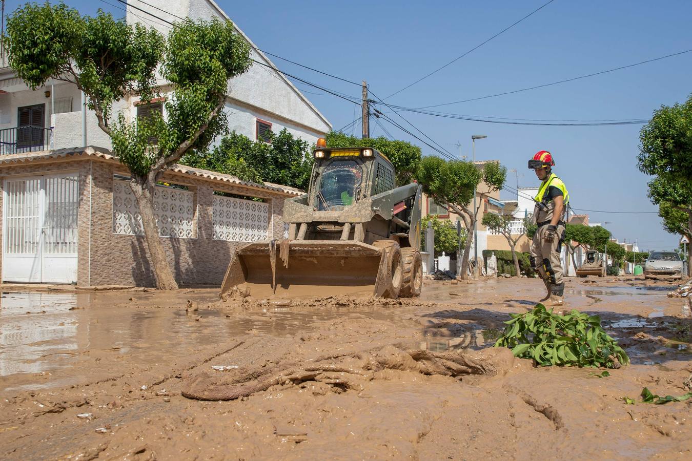 Trabajos de limpieza de la UME en Los Alcázares (Murcia).