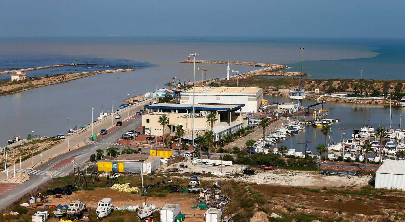 La última rotura del cauce del Segura que, a la altura de Almoradí (Alicante), inundaba parte de la comarca de la Vega Baja ya ha sido completamente taponada y desde ahora el caudal del río discurre con normalidad a la desembocadura. 