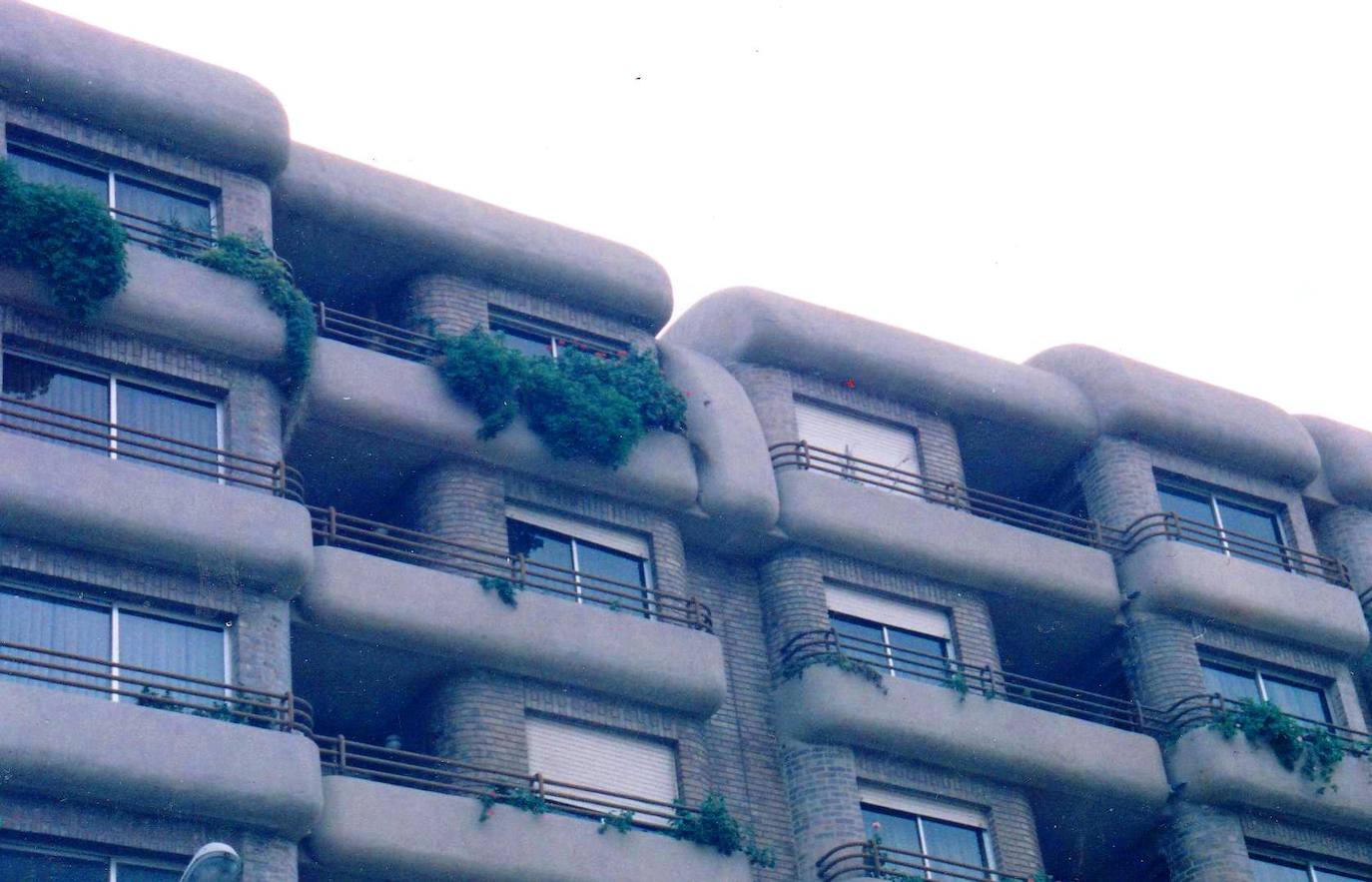 Antigua fachada del edificio, con unos remates curvados originales, propios del estilo del arquitecto, que tuvieron que rehabilitarse décadas después.