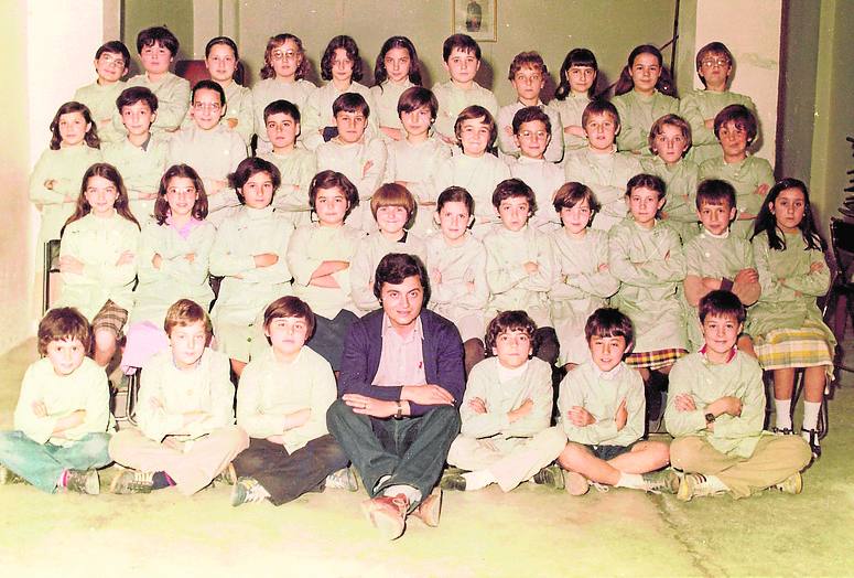 EN EL COLEGIO. Foto escolar en el colegio Santa Teresa, justo detrás del profesor. «Nunca fui de los populares, era reservado».