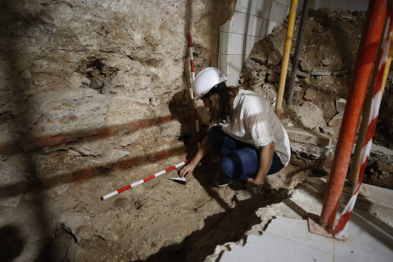 Unas obras en un edificio municipal en la plaza Doctor Collado, junto a la Lonja, han sacado a al luz otro tramo de la muralla islámica de Valencia, además de una bóveda del siglo XVI y un horno del XIX.