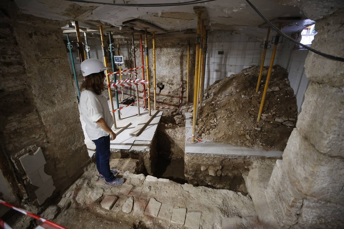 Unas obras en un edificio municipal en la plaza Doctor Collado, junto a la Lonja, han sacado a al luz otro tramo de la muralla islámica de Valencia, además de una bóveda del siglo XVI y un horno del XIX.