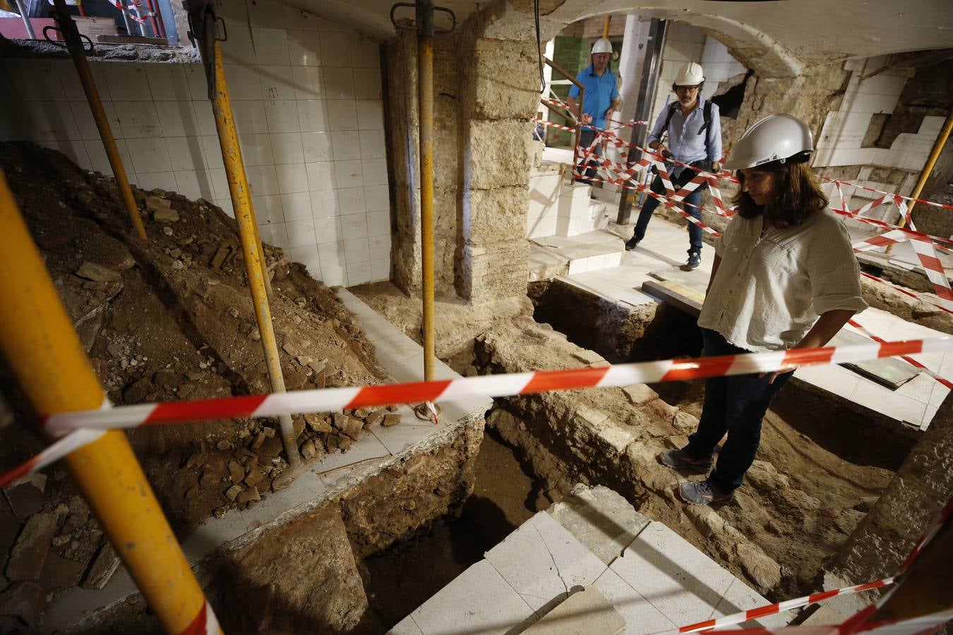 Unas obras en un edificio municipal en la plaza Doctor Collado, junto a la Lonja, han sacado a al luz otro tramo de la muralla islámica de Valencia, además de una bóveda del siglo XVI y un horno del XIX.