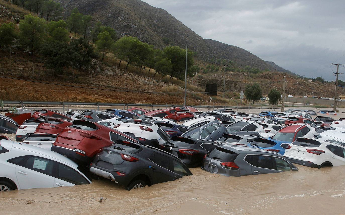 Cientos de coches inundados tras el paso de la Gota Fría en un depósito de vehiculos en Orihuela. 