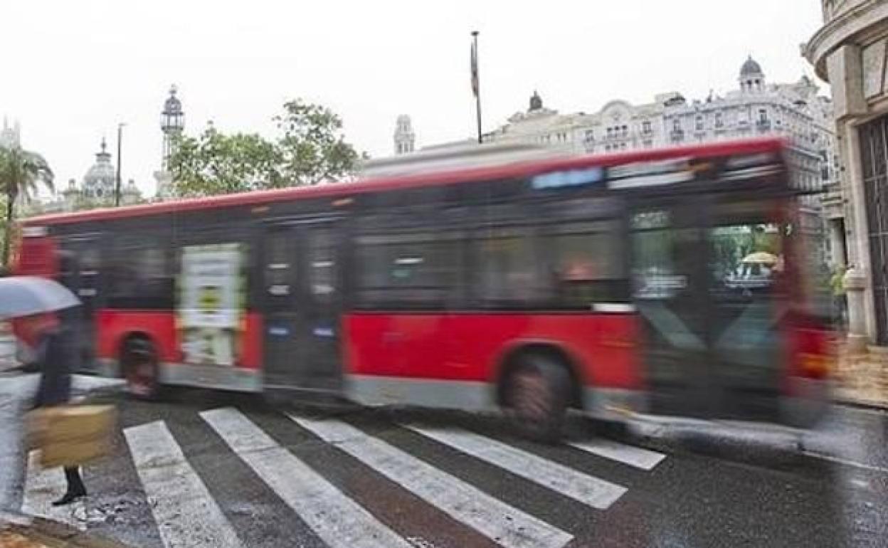 Un autobús de la EMT circula por el centro de Valencia.