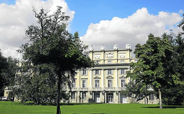 Neoclasicismo. Panorámica del edificio del siglo XVIII propiedad de la Casa de Alba, con un cuidadísimo jardín. Solo en este lugar se podrán realizar fotos.